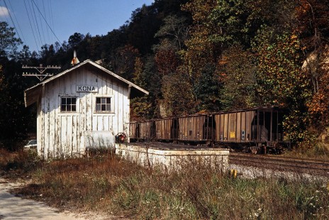 Clinchfield Railroad freight cars in Kona, North Carolina, on October 16, 1980. Photograph by John F. Bjorklund, © 2015, Center for Railroad Photography and Art. Bjorklund-41-21-16