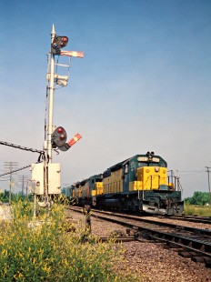 Eastbound Chicago and North Western Railway freight train and semaphore signal in Tama, Iowa, on May 30, 1977. Photograph by John F. Bjorklund, © 2015, Center for Railroad Photography and Art. Bjorklund-28-08-02