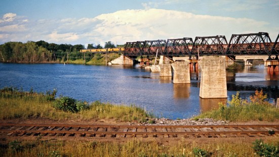 Westbound Chicago and North Western Railway ore train crossing Escanaba River near Escanaba, Michigan, on August 17, 1974. Photograph by John F. Bjorklund, © 2015, Center for Railroad Photography and Art. Bjorklund-24-10-02.