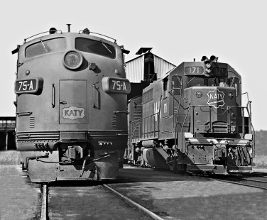 Old and new Katy power at Smithville, Texas, in July 1967. Photograph by J. Parker Lamb, © 2016, Center for Railroad Photography and Art. Lamb-02-041-09