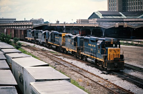 Eastbound Chesapeake and Ohio Railway freight train in Detroit, Michigan, on June 1, 1975. Photograph by John F. Bjorklund, © 2015, Center for Railroad Photography and Art. Bjorklund-33-16-17