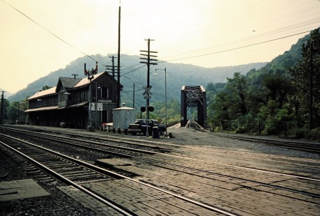 Chesapeake and Ohio Railway at station and joint road/rail bridge over the New River in Thurmond, West Virginia, on September 30, 1982. Photograph by John F. Bjorklund, © 2015, Center for Railroad Photography and Art. Bjorklund-35-12-14
