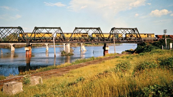Westbound Chicago and North Western Railway ore train crossing Escanaba River near Escanaba, Michigan, on August 17, 1974. Photograph by John F. Bjorklund, © 2015, Center for Railroad Photography and Art. Bjorklund-24-10-04.