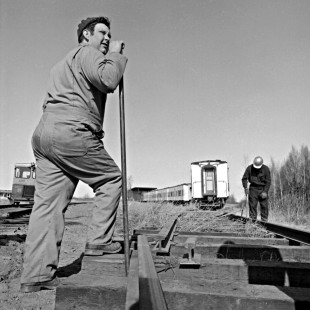Alaska Railroad crewmen working on track, c. 1973. Photograph by Leo King, © 2015, Center for Railroad Photography and Art. King-03-092-004