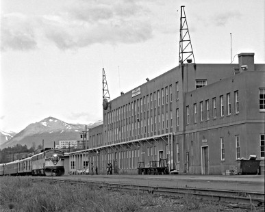 Alaska Railroad EMD FP7A locomotive no. 1514 leads a passenger train into the Anchorage station, c. 1973. Photograph by Leo King, © 2015, Center for Railroad Photography and Art. King-03-032-002