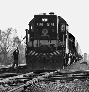 Operator at N.E. Tower in New Orleans, Louisiana, hands up orders to Southern Railway freight train for Meridian in January 1981. Photograph by J. Parker Lamb, © 2016, Center for Railroad Photography and Art. Lamb-01-115-04