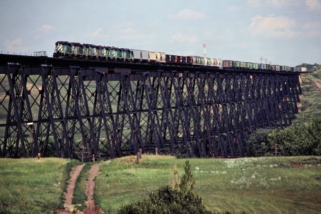 Westbound Burlington Northern Railroad freight train on the Hi-Line Bridge in Valley City, North Dakota, on July 4, 1980. Photograph by John F. Bjorklund, © 2015, Center for Railroad Photography and Art. Bjorklund-06-15-11