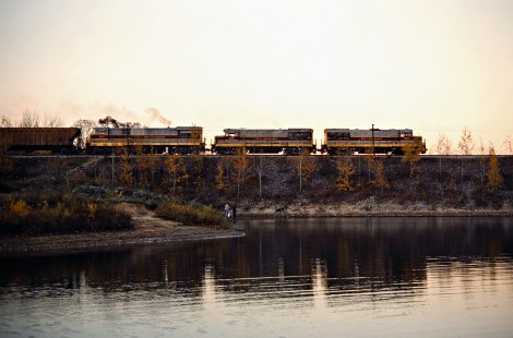 Eastbound Erie Lackawanna Railway freight train at Shenango Reservoir in Orangeville, Ohio, on October 24, 1975. Photograph by John F. Bjorklund, © 2016, Center for Railroad Photography and Art. Bjorklund-55-15-03