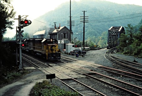 Westbound Chesapeake and Ohio Railway freight train in Thurmond, West Virginia, on September 30, 1982. Bridge over the New River, shared by the road and railway, is in the background. Photograph by John F. Bjorklund, © 2015, Center for Railroad Photography and Art. Bjorklund-35-12-09