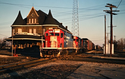Westbound Grand Trunk Western Railroad freight train passing the depot in Durand, Michigan, on May 27, 1982. Photograph by John F. Bjorklund, © 2016, Center for Railroad Photography and Art. Bjorklund-58-29-05