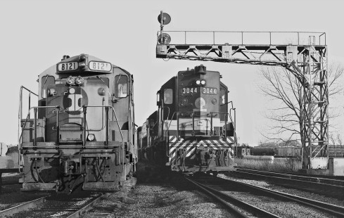 Southbound Southern Railway train no. 153, behind SD35 no. 3044, passes repainted Illinois Central Railroad Geep no. 8121 as it approaches yard at Meridian, Mississippi, in December 1965. Photograph by J. Parker Lamb, © 2016, Center for Railroad Photography and Art. Lamb-01-110-07