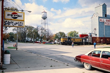 Southbound Chicago and North Western Railway freight train passing through Elgin, Minnesota, on October 10, 1977. Photograph by John F. Bjorklund, © 2015, Center for Railroad Photography and Art. Bjorklund-25-25-08