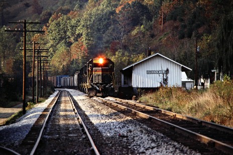 Southbound Clinchfield Railroad freight train at Green Mountain, North Carolina, on October 16, 1980. Photograph by John F. Bjorklund, © 2015, Center for Railroad Photography and Art. Bjorklund-41-21-10