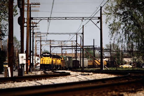 Westbound South Shore Line freight train in Hammond, Indiana, on May 12, 1984. Photograph by John F. Bjorklund, © 2015, Center for Railroad Photography and Art. Bjorklund-42-19-10