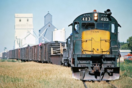 Eastbound Chicago and North Western Railway freight train in Elkton, South Dakota, on July 23, 1976. Photograph by John F. Bjorklund, © 2015, Center for Railroad Photography and Art. Bjorklund-25-07-02.