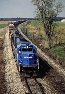 Westbound Conrail freight train near DeGraff, Ohio, on April 20, 1985. Photograph by John F. Bjorklund, © 2015, Center for Railroad Photography and Art. Bjorklund-29-12-06
