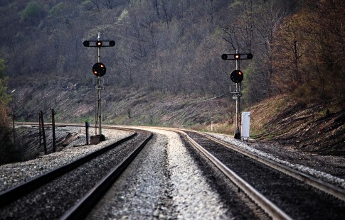 CSX Transportation's former Baltimore and Ohio Railroad main line and color position light signals at Mance, Pennsylvania, on May 14, 1988. Photograph by John F. Bjorklund, © 2015, Center for Railroad Photography and Art. Bjorklund-44-04-21