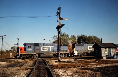Northbound Grand Trunk Western Railroad freight train passing the manual semaphore signals at Brighton Park in Chicago, Illinois, on October 25, 1987. Photograph by John F. Bjorklund, © 2016, Center for Railroad Photography and Art. Bjorklund-35-25-19