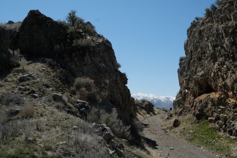 Rock cut along the original Central Pacific Line, now the Big Fill Loop Trail. Photograph by Scott Lothes.