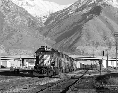 Union Pacific Railroad freight train led by Burlington Northern Railroad locomotive no. 7830 at Provo, Utah, in November 1992. Photograph by Robert A. Hadley, © 2017, Center for Railroad Photography and Art. Hadley-04-020-06