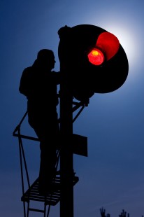 S6E0787.jpg

A signal maintainer inspects a GRS type SA searchlight, with the moon glowing behind. Photo taken on March 3, 2011.

John Ryan

1533 Pine Valley #215
Ann Arbor, MI 48104

734 358 7253

allegheny@mac.com