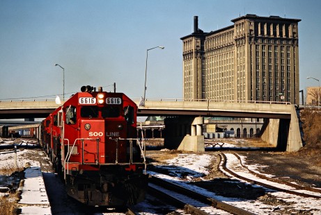 Eastbound Canadian Pacific / Soo Line freight train on Conrail track passing the Michigan Central Station in Detroit, Michigan, on April 1, 1987. Photograph by John F. Bjorklund, © 2015, Center for Railroad Photography and Art. Bjorklund-38-27-05