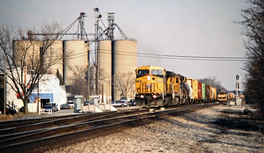 Westbound freight train with Union Pacific locomotives on CSX Transportation track in Sherwood, Ohio, on March 8, 2000. Photograph by John F. Bjorklund, © 2015, Center for Railroad Photography and Art. Bjorklund-46-01-04