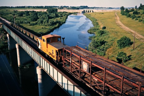 Westbound Canadian Pacific Railway freight train crossing the Thames River at Woodstock, Ontario, on June 29, 1975. Photograph by John F. Bjorklund, © 2015, Center for Railroad Photography and Art. Bjorklund-36-28-04