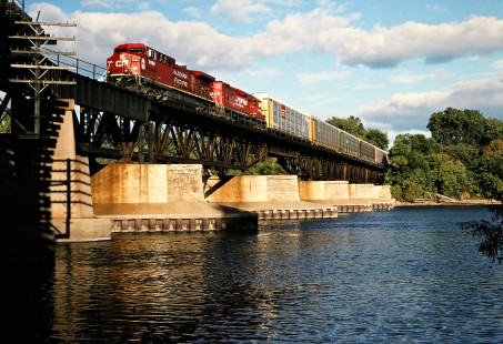 Westbound Canadian Pacific Railway crossing the Mississippi River at Minneapolis, Minnesota, on September 28, 2003.  Photograph by John F. Bjorklund, © 2015, Center for Railroad Photography and Art. Bjorklund-40-08-20