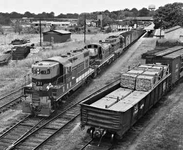Southbound Central of Georgia Railway freight train pulls into Opelika, Alabama, for brief switching duty in August 1952. Photograph by J. Parker Lamb, © 2016, Center for Railroad Photography and Art. Lamb-02-009-04