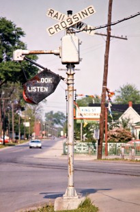 Wig-wag crossing signal along the Canadian Pacific Railway at Chatham, Ontario, on May 20, 1973. Photograph by John F. Bjorklund, © 2015, Center for Railroad Photography and Art. Bjorklund-37-16-08