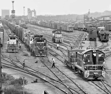 Memphis-bound Frisco freight train prepares to depart Thomas Yard of Birmingham, Alabama, in August 1969. Photograph by J. Parker Lamb, © 2016, Center for Railroad Photography and Art. Lamb-02-006-06