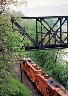 Eastbound CSX Transportation work train ducking under the Norfolk Southern bridge over the James River in Natural Bridge, Virginia, on April 23, 1998. Photograph by John F. Bjorklund, © 2015, Center for Railroad Photography and Art. Bjorklund-45-14-08