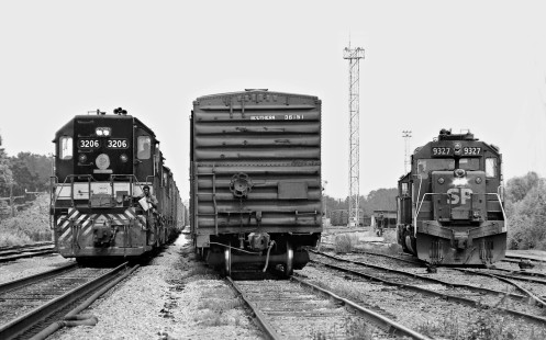 New Orleans-bound train eases to a stop at west end of yard in Meridian, Mississippi, in August 1974. Southern Pacific Railroad (SP) locomotives stand ready to lead train to Houston, Texas. In the mid-1970s, SP and Southern began operating mixed motive power between Birmingham's Norris yard and SP's Inglewood yard in Houston. Normally, the SP units ran into Birmingham. Photograph by J. Parker Lamb, © 2016, Center for Railroad Photography and Art. Lamb-01-112-11