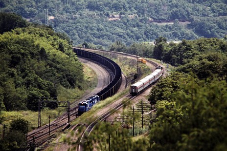Conrail coal train and Amtrak passenger train at Tunnel Hill, Pennsylvania, on August 10, 1992. Photograph by John F. Bjorklund, © 2015, Center for Railroad Photography and Art. Bjorklund-31-11-20