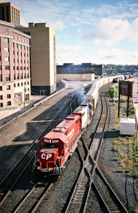 Westbound Canadian Pacific Railway freight train at Robert Street in St. Paul, Minnesota, on September 28, 2003. Photograph by John F. Bjorklund, © 2015, Center for Railroad Photography and Art. Bjorklund-40-07-13