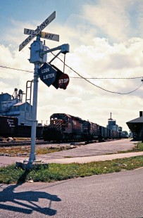 Eastbound Canadian Pacific Railway freight train and wig-wag crossing signal at Chatham, Ontario, on September 5, 1976. Photograph by John F. Bjorklund, © 2015, Center for Railroad Photography and Art. Bjorklund-37-03-04