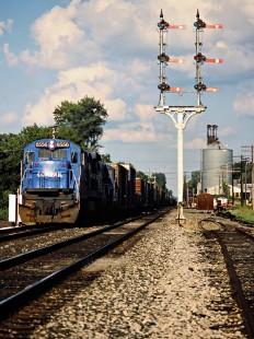 Westbound Conrail freight train passing a semaphore signal in Quincy, Ohio, on August 3, 1986. Photograph by John F. Bjorklund, © 2015, Center for Railroad Photography and Art. Bjorklund-30-07-21