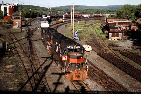 Southbound Guilford Rail System freight train in East Deerfield, Massachusetts, on May 20, 1999. Photograph by John F. Bjorklund, © 2015, Center for Railroad Photography and Art. Bjorklund-32-05-16