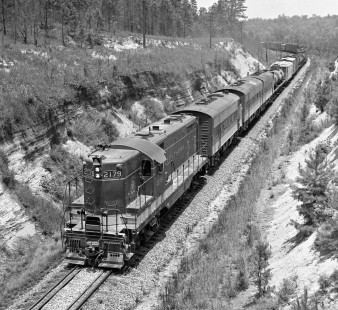 Southern Railway freight train no. 153 curves through hills south of Enterprise, Mississippi, in August 1954. Photograph by J. Parker Lamb, © 2016, Center for Railroad Photography and Art. Lamb-01-106-04