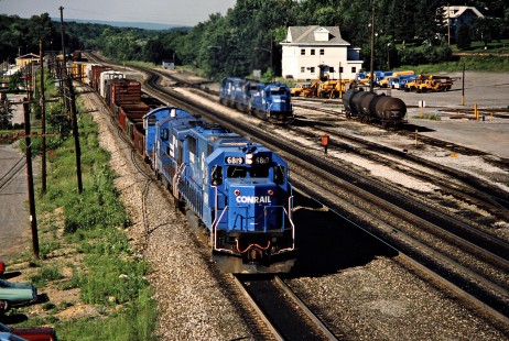 Eastbound Conrail freight train in Cresson, Pennsylvania, on June 21, 1986. Photograph by John F. Bjorklund, © 2015, Center for Railroad Photography and Art. Bjorklund-29-27-02
