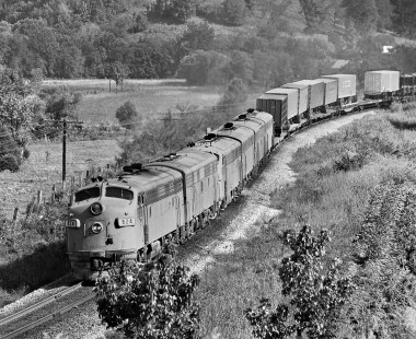 Five F-units lead Nashville-bound Louisville and Nashville Railroad intermodal train through an S-curve north of Tullahoma, Tennessee, in July 1965. Photograph by J. Parker Lamb, © 2016, Center for Railroad Photography and Art. Lamb-01-146-02