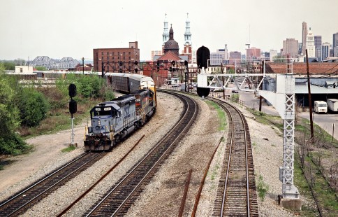 Southbound CSX Transportation freight train in Covington, Kentucky, on April 18, 1991. The skyline of Cincinnati, Ohio, is visible in the background. Photograph by John F. Bjorklund, © 2015, Center for Railroad Photography and Art. Bjorklund-44-20-13