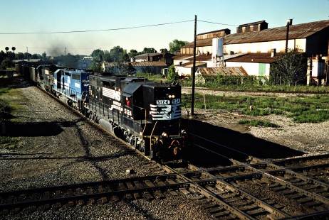 Southbound Norfolk Southern freight train on CSX Transportation track in Marion, Ohio, on May 22, 2002. Photograph by John F. Bjorklund, © 2015, Center for Railroad Photography and Art. Bjorklund-46-18-05