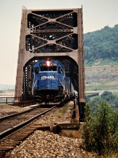 Westbound Conrail freight train crossing the Ohio River near Steubenville, Ohio, on July 1, 1989. Photograph by John F. Bjorklund, © 2015, Center for Railroad Photography and Art. Bjorklund-30-27-02